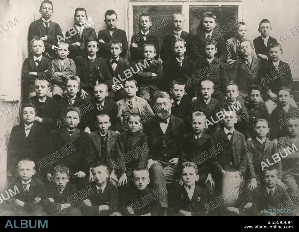 Hitler, Adolf; Politiker (NSDAP). 1889-1945. Gruppenbild der Klasse 1b der Linzer Realschule mit dem Klassenlehrer Professor Langer im Schuljahr 1900/1901 (oberste Reihe, rechts, der 11- bis 12jährige Hitler). Foto.