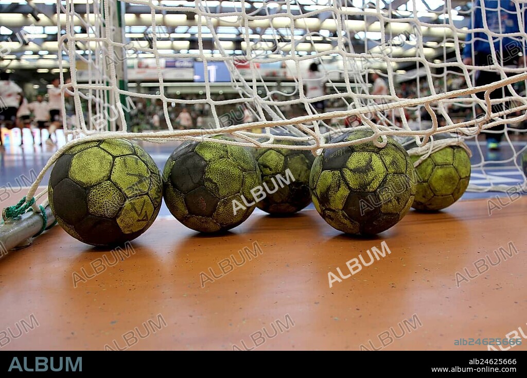 Handball balls for matchplay