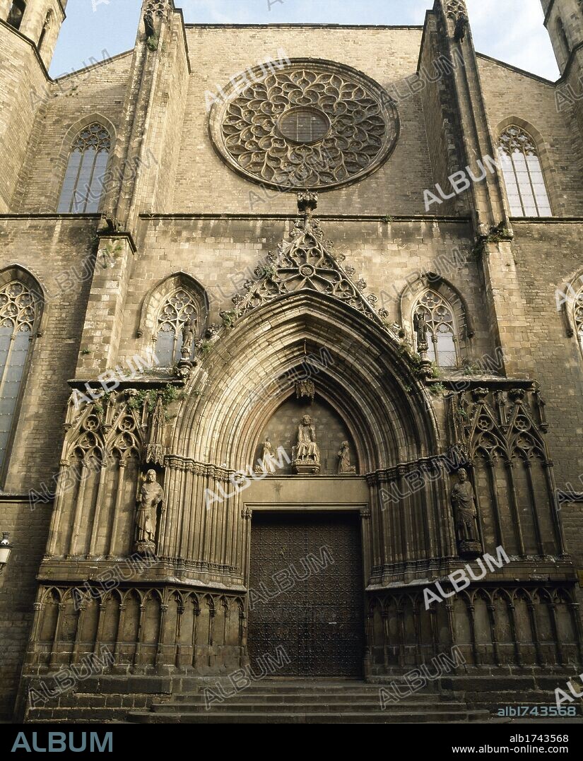 ARTE GOTICO. ESPAÑA. S. XIV. SANTA MARIA DEL MAR. La más remarcable de las iglesias catalanas, compendio de la modalidad mediterranea del estilo gótico. Iniciada en 1329 fue consagrada en 1383, no siendo finalizada la obra principal hasta 1390. Vista de la fachada. BARCELONA. Cataluña.