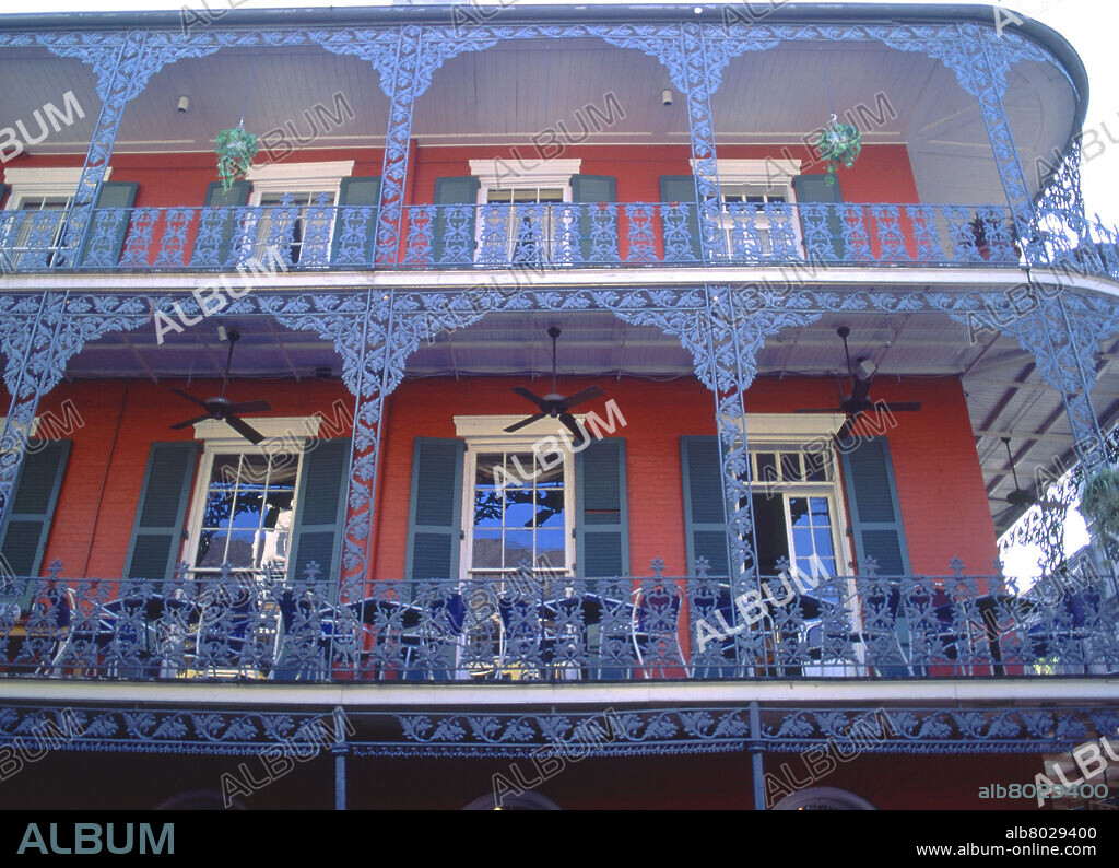 EDIFICIO DEL BARRIO FRANCES-ARMAZON DE MADERA CON BALCONES DE HIERRO FORJADO Y COLADO.
