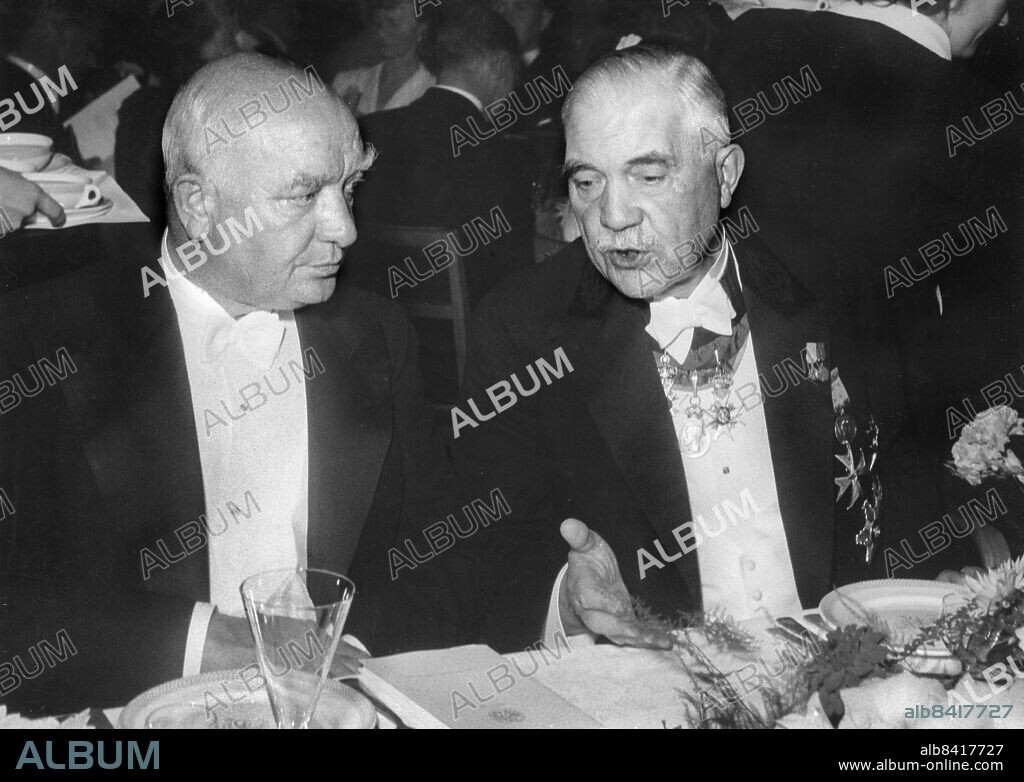 STOCKHOLM 1945-09-25. Statsminister Per Albin Hansson, Socialdemokraterna, (tv) i samspråk med kommerserådet Axel F. Enström (th) i samband med firandet av Bryggeriförbundets 60-årsjubileum på Berns i Stockholm 25:e september 1945.. Foto Dagens Nyheter / TT / Kod: 192. **SvD OUT**.