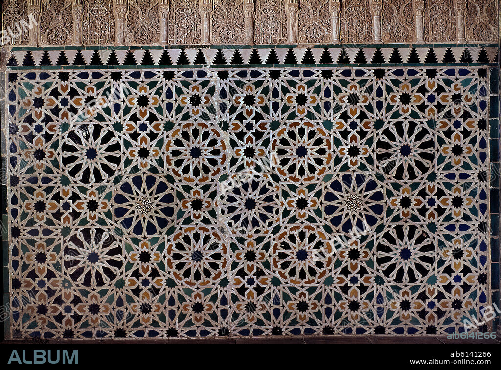 PANEL DE AZULEJOS DEL SALON DE EMBAJADORES O COMARES - ALICATADO - ESTRELLAS DE 12 PUNTA - SIGLO XIV.