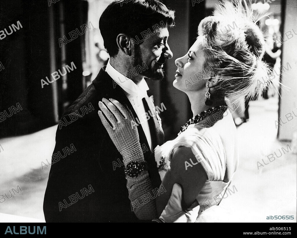 ROBERT LAMOREAUX et SANDRA MILO dans LES AVENTURES D'ARSENE LUPIN, 1957, réalisé par JACQUES BECKER.