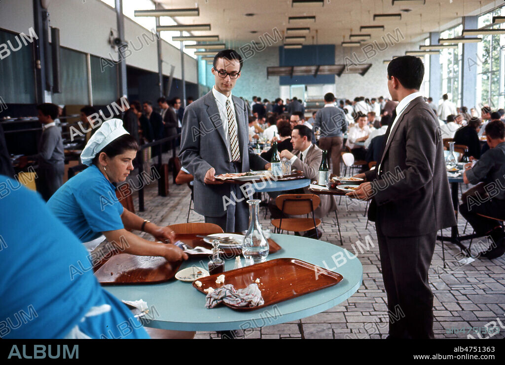 Restaurant d'entreprise de l'EURATOM a Ispra (Italie). Photographie par Jean Pottier prise en 1966. Credit : Photo POTTIER/KHARBINE-TAPABOR.