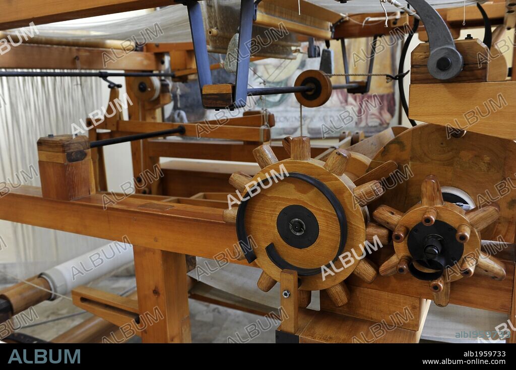 Tecnología Renacimiento. Artilúgio proyectado y diseñado por Leonardo Da Vinci (S. XV). Maqueta de un TELAR MECANICO. Leonardo hizo muchos estudios relacionados con maquinarias de hilado y tejido. Se dibuja un telar automático en el que todos los movimientos para la creación de una pieza de tela son suministrados por un solo eje movido por una manivela. 1495-1496. Museo Nacional de la Ciencia y Tecnología Leonardo Da Vinci. Milán. Italia.