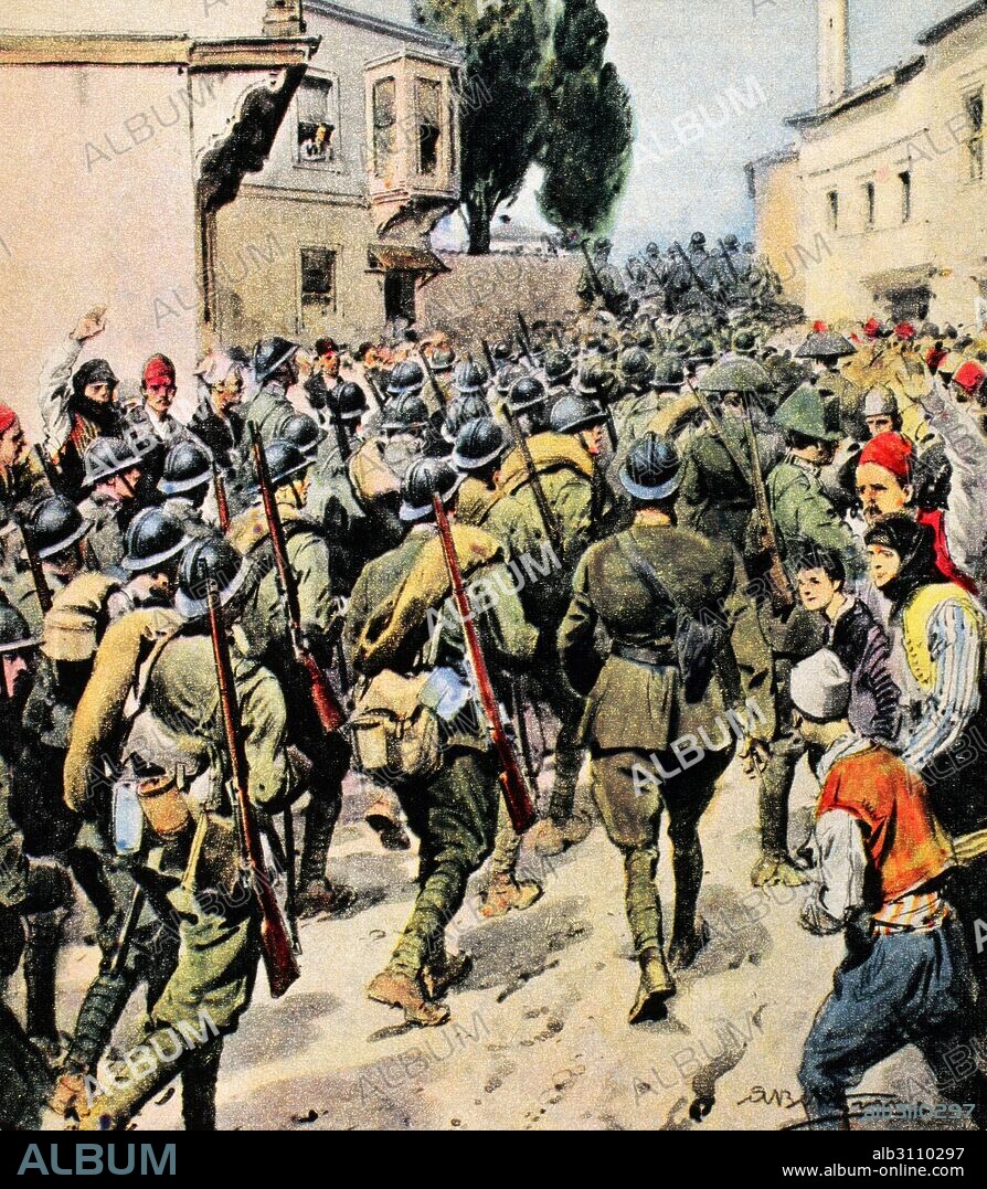 PRIMERA GUERRA MUNDIAL. (1914-1918). Las tropas italianas entrando en Berat, Albania, escoltados por la población. Frente Balcánico. Octubre 1918. La Domenica del Corriere, Italia. Color.