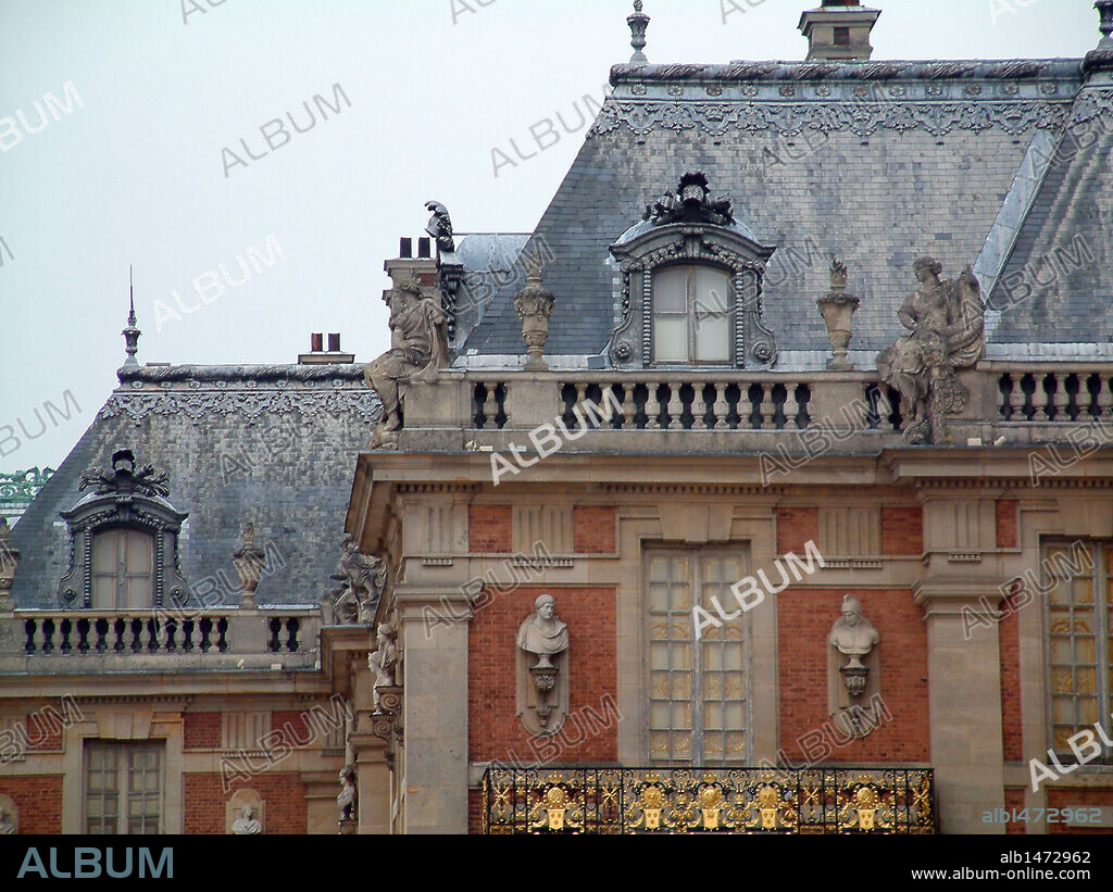 ARTE BARROCO. FRANCIA. PALACIO DE VERSALLES. Obra maestra del clasicismo francés de época borbónica y símbolo del absolutismo. Destacaron en su construcción los arquitectos LE VAU (1612-1670) y HARDOUIN-MANSART (1678 a 1708). Vista parcial del exterior. S. XVII.