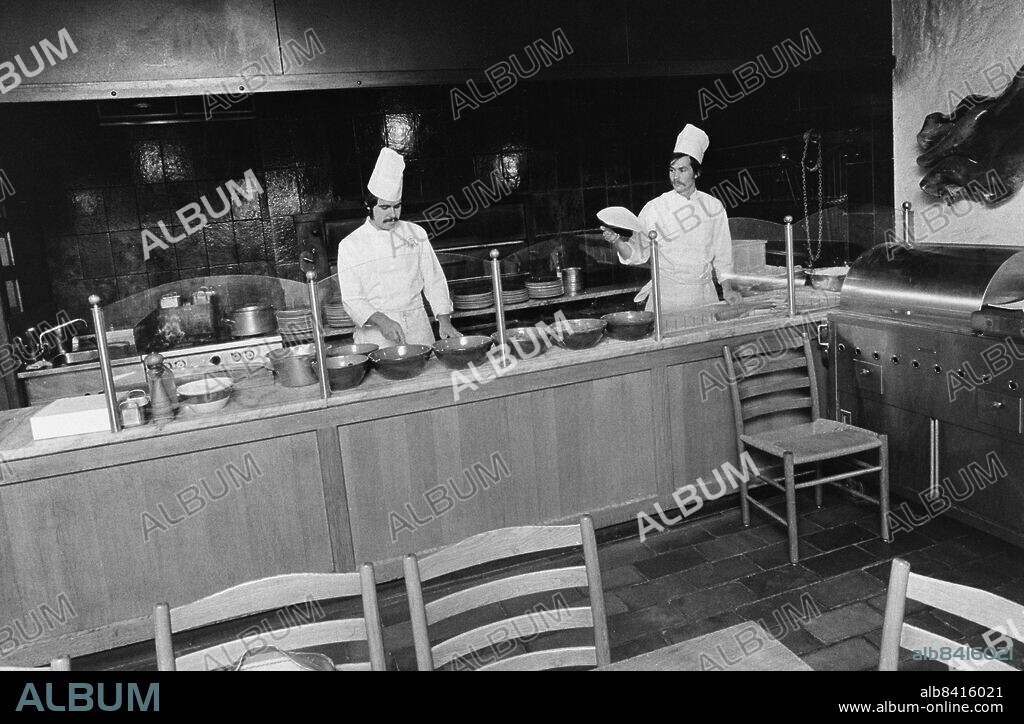 ARKIV 19711022. Tre år efter att den första pizzerian i Sverige öppnades har det blivit mycket populärt att äta pizza. Den första pizzerian i Sverige öppnades 1968. Pizza hade då redan funnits att köpa på vissa restauranger, utan att slå igenom på allvar.. Foto: Sven Erik Sjöberg DN / Scanpix / Kod: 53. ** SVD OUT **.