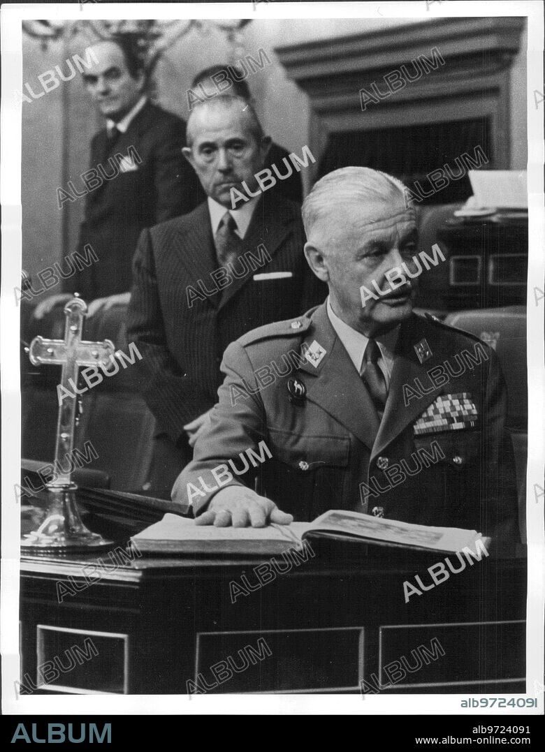 December 28, 1975. The new Vice President for Defense Affairs and Minister without Portfolio, Lieutenant General Don Fernando de Santiago y Díaz de Mendívil, is sworn in before the Cortes. After Him, Don Carlos Arias from Navarre.