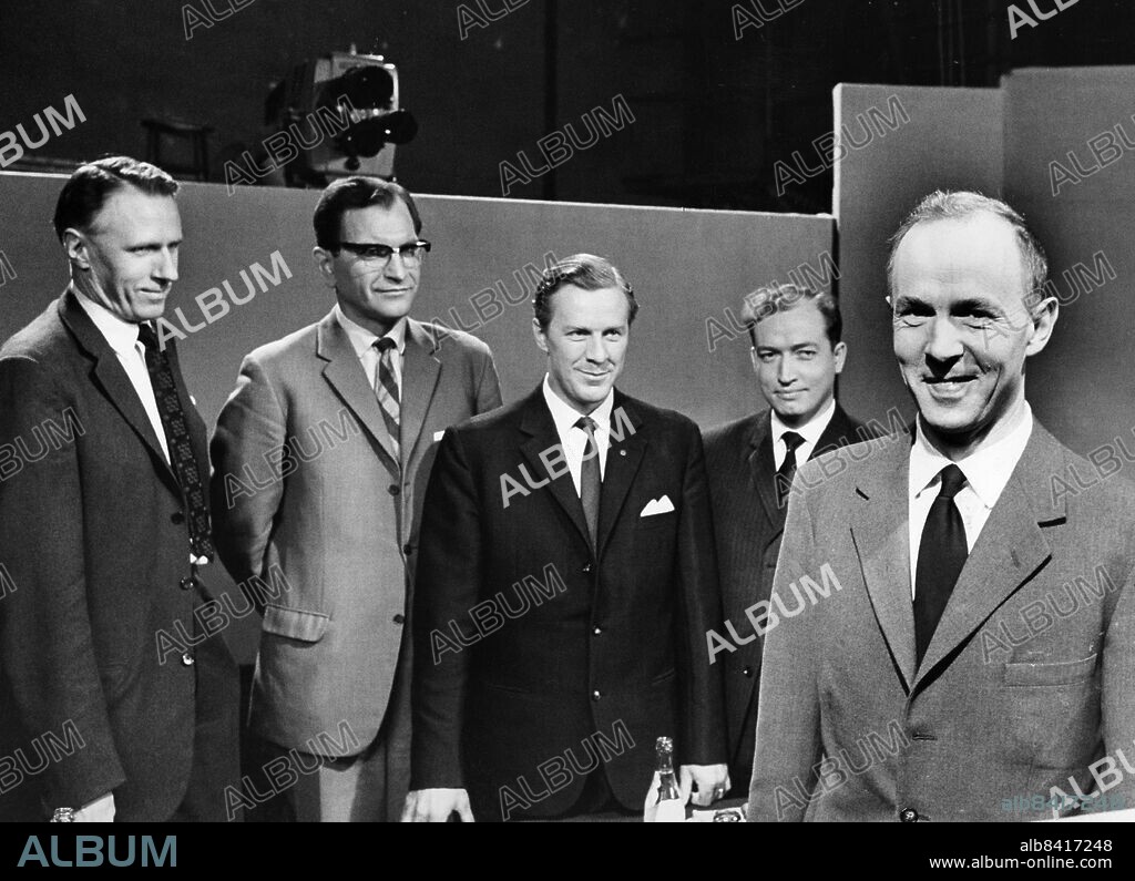 ARKIV 19640911 Kommmunistpartiets ordförande CH Hermansson framför sina utfrågare inför utfrågning i Sveriges Radio den 11 september 1964. Utfrågarna från vänster Kaj Björk, Socialdemokraterna; Nils Carlshamre, Högerpartiet; Einar Larsson, Centerpartiet och Jan Erik Wikström, Folkpartiet.. Foto: Lasse Olsson / DN / TT Kod: 45. **SVD OUT*.