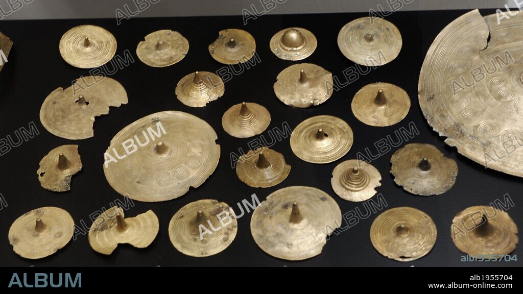 ARTE. PREHISTORIA. EDAD METALES. EUROPA. Depósito votivo de dos conjuntos de joyas de la mujer encontrada en un pantano en Vognserup Enge cerca Holbæk. Ornamentos del cinturón circulares. Eran una parte importante de la moda de la mujer en la Edad de Bronce. 1400 a. C. Dinamarca. En forma circular. De bronce. Museo Nacional. Dinamarca. Norte de Europa.