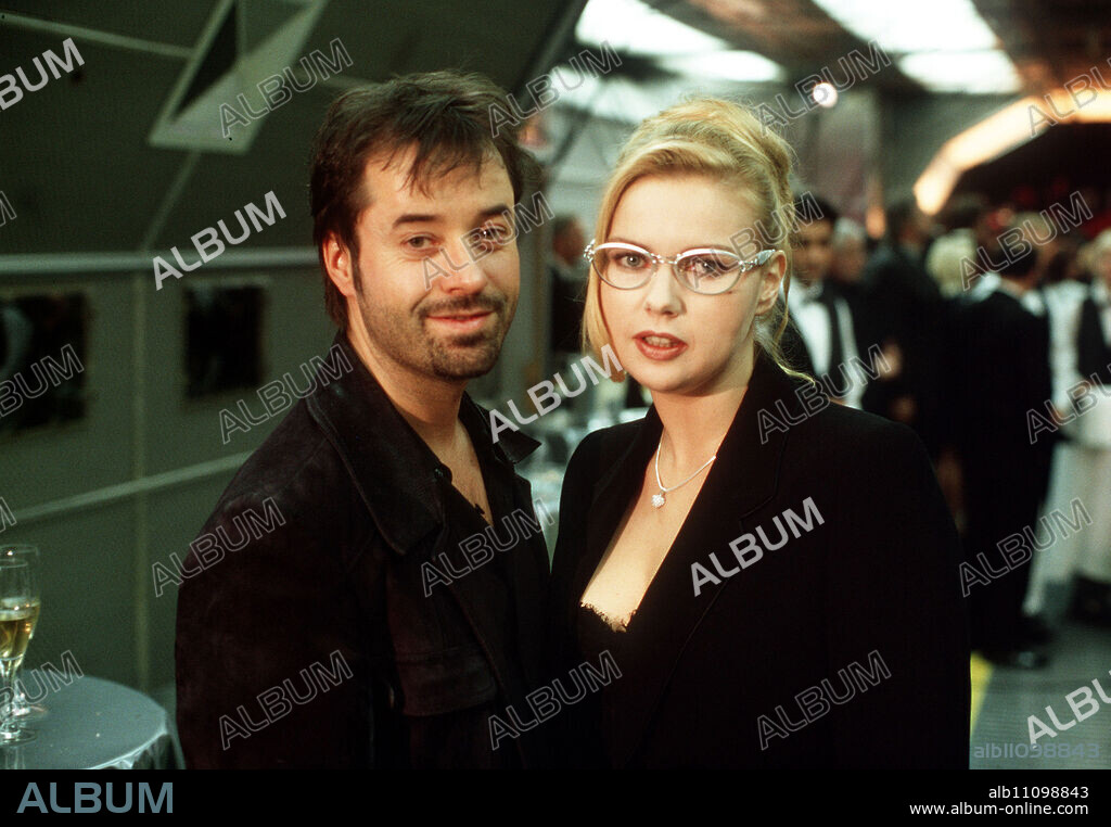 Baby - At the age of 30, Jaqueline (VERONICA FERRES) - nicknamed "Jack" because of her energetic demeanor - has already achieved a lot: as a shooting star in the advertising industry, she runs her own agency. But the power woman still has a very private wish: she wants a child, but without a man. In her search for someone who will fulfill her wish to have a child for a fee, "Jack" meets the cheeky and charming artist Max (JAN JOSEF LIEFERS). Two worlds collide... Director: Jan Josef Liefers / Title: JACK'S BABY / Germany 1999.