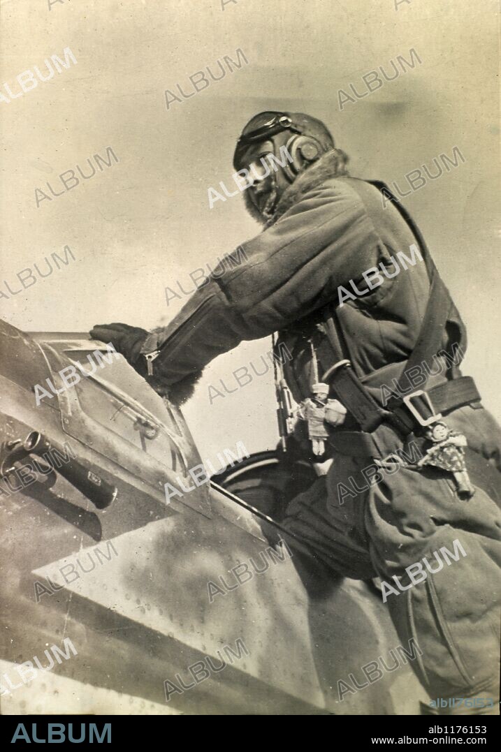 Un piloto japonés de la Unidad Especial de Ataque Shinpu, más conocido como kamikaze, subiendo al avión con el que realizará un ataque suicida contra un avión B29 de EE.UU. Lleva los muñecos que las alumnas de un instituto han hecho para que animen a los pilotos.