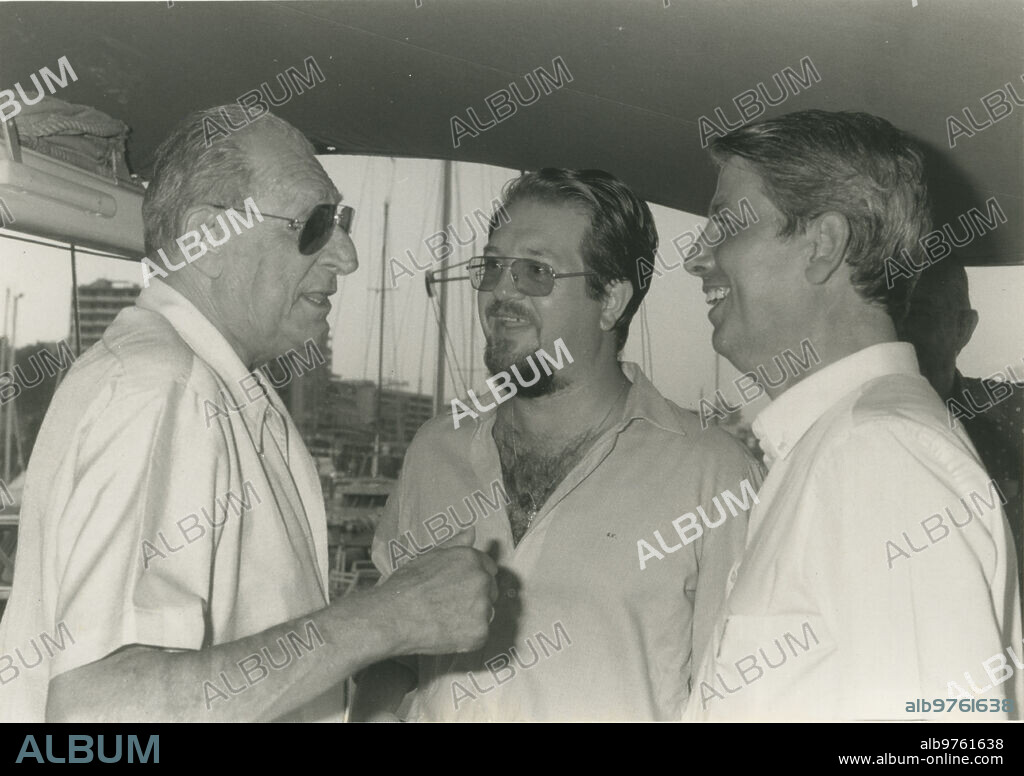 Palma de Mallorca, 23/08/1985. Don Juan de Borbón conversa con su ayudante, el capitán de fragata Francisco Fernández Núñez, y con el enviado especial de ABC en Palma de Mallorca, José Miguel Santiago Castelo.