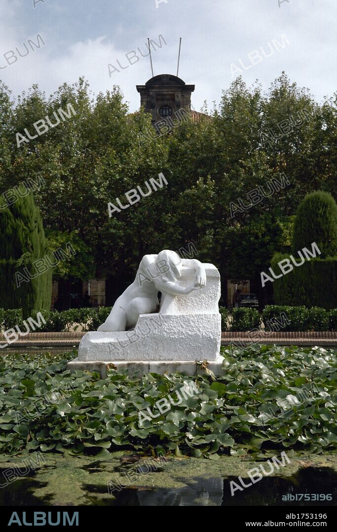 ARTE S. XIX. MODERNISMO. LLIMONA, Josep (1864-1934). "EL DESCONSOL" (1907). Mujer desnuda replegada sobre si misma, está en el centro de la plaza ajardinada diseño de Forestier. Parque de la Ciutadella. BARCELONA. Cataluña.