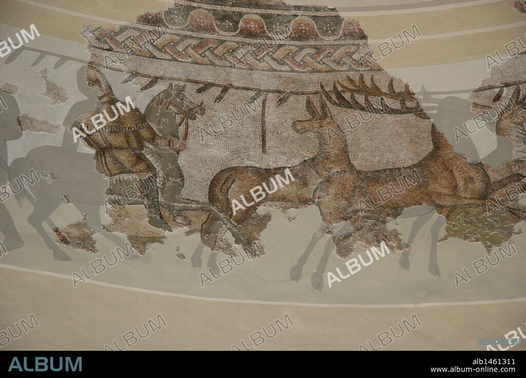 ARTE ROMANO. ESPAÑA. MAUSOLEO DE CENTCELLES. CÚPULA decorada con MOSAICO ROMANO de temática cristiana. Fechado en el siglo IV. Detalle escena de caza. Constantí. Provincia de Tarragona. Cataluña.