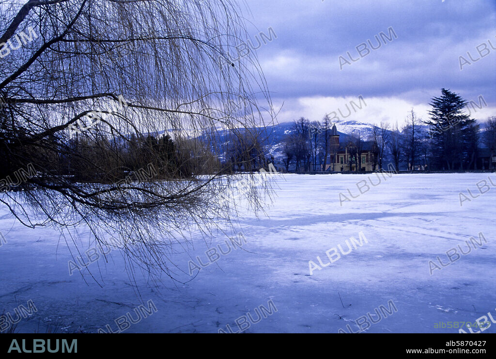 Puigcerdà (Capital de la Cerdanya); bonita casa junto al lago congelado en invierno.