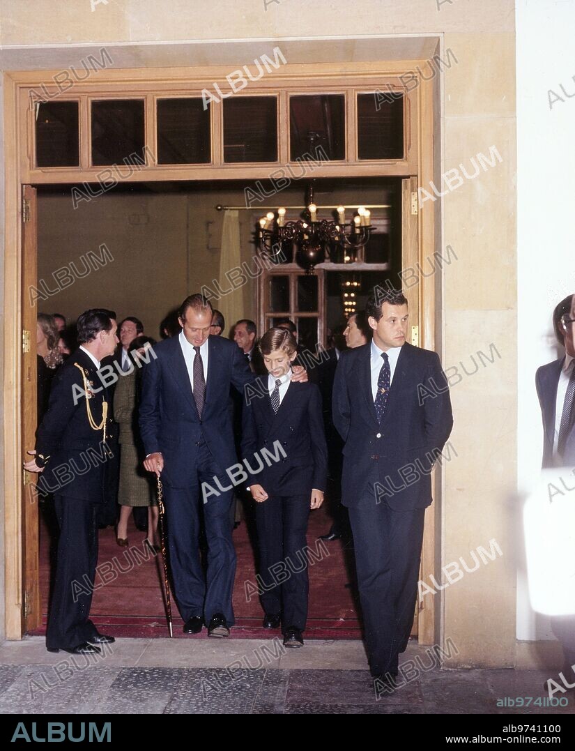 Oviedo, 3/10/1981.- S.M. El Rey Don Juan Carlos con el Príncipe de Asturias tras la ceremonia de entrega de los I Premios Príncipe de Asturias.