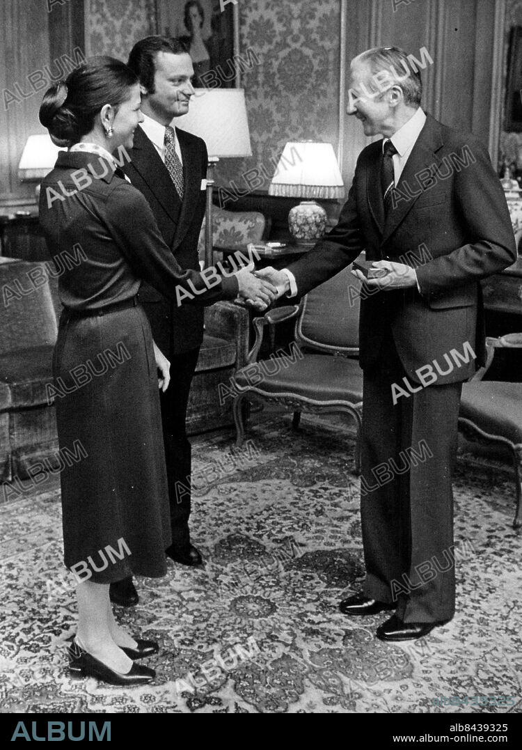 Stockholm 1978-02-03. Medaljutdelning på slottet. Skidåkaren Nils "Mora-Nisse" Karlsson får kungamedaljen storlek 8 av kungaparet, kung Carl XVI Gustaf och drottning Silvia. Foto: Leif R Jansson / Svenskt Pressfoto / TT / kod 20360.