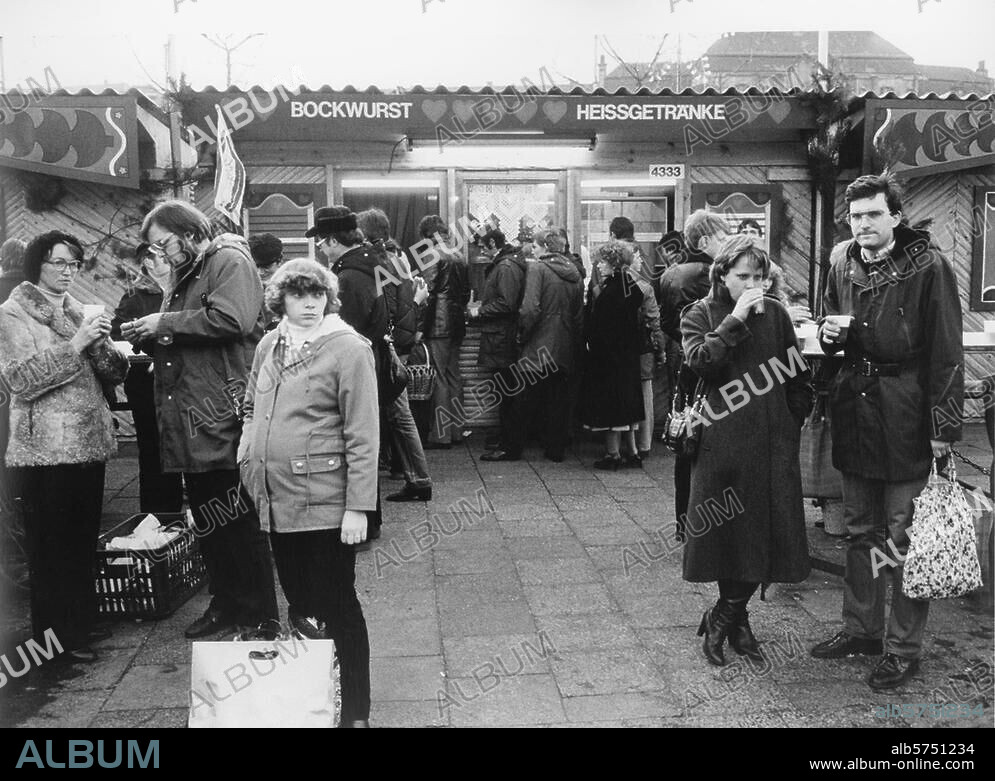 Feste:. Weihnachten / Weihnachtsmarkt. Weihnachtsmarkt an der Alexanderstraße in Berlin-Mitte (DDR): Imbiß. Foto, 1982.