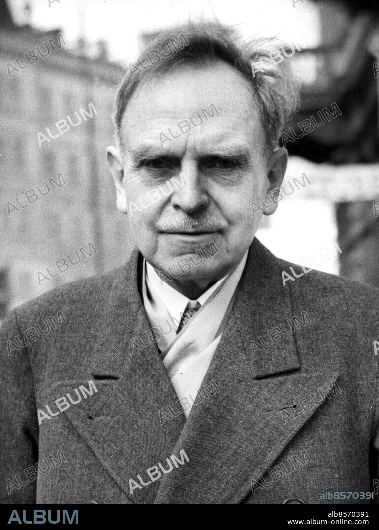 Orig. bildtext... NOBEL PRIZE WINNER, DR OTTO HAHN, PRESIDENT OF THE GERMAN SCIENTIFIC INSTITUTE, the Max Plank institute, speaking on the German radio recently, warned of the danger to mankind of the Cobalt bomb. He said that ten hydrogen bombs with a Cobalt mantle could wipe out mankind, as the radioactive explosion dust of Cobalt could destroy all life for 60 Years. He also explained some of the benefits to mankind... how its rays could be utilized for testing oil pipes, furnaces, turbines etc. Radioactive cobalt could also be used for the preservation of foodstuffs and for substituting such energy suppliers as coal, water and oil. Photo shows Dr Otto Hahn. Feb. 17 1955. Nobelpriset i kemi 1944, men erhöll det 1946. persons: Otto Hahn sites: TYSKLAND*.