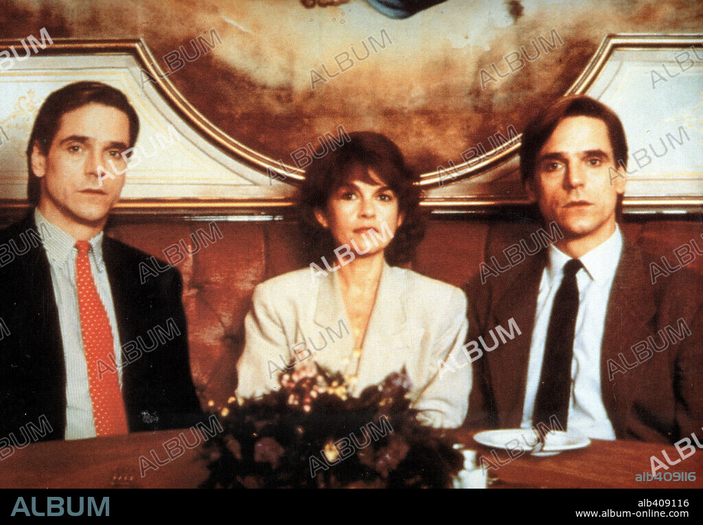 GENEVIEVE BUJOLD y JEREMY IRONS en INSÉPARABLES, 1988 (DEAD RINGERS), dirigida por DAVID CRONENBERG. Copyright Mantle Clinic II.