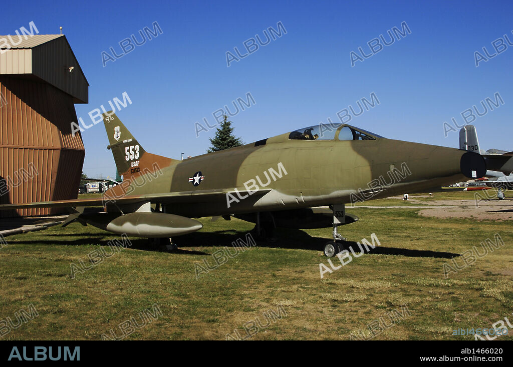 North American F-100A Super Sabre. Cazabombardero monomotor de reacción fabricado por la compañía estadounidense North American Aviation (NAA). Fue el primero de una serie de aviones de combate supersónicos denominada Century Series. El F-100A comenzó a fabricarse en mayo de 1953, produciendo un total de 203 aviones. Fue diseñado como caza diurno con cañones y misiles internos de 20 mm. El Ala de Cazas 479 de la base aérea de George (California) recibió su primer F-100A el 27 de septiembre de 1953, aunque no estuvo operativo hasta septiembre de 1954. La Fuerza Aérea de Estados Unidos comenzó a retirar gradualmente el F-100A en 1958. Museo del Aire y del Espacio. Box Elder. Estado de Dakota del Sur. Estados Unidos.