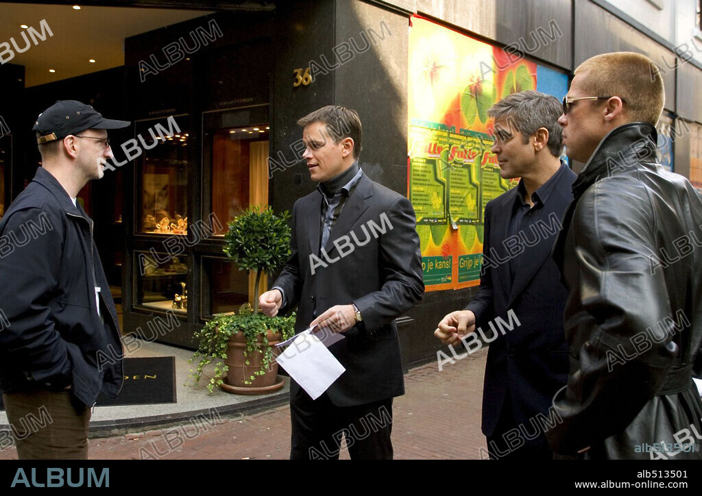 BRAD PITT, GEORGE CLOONEY, MATT DAMON and STEVEN SODERBERGH in OCEAN'S TWELVE, 2004, directed by STEVEN SODERBERGH. Copyright WARNER BROS. PICTURES.