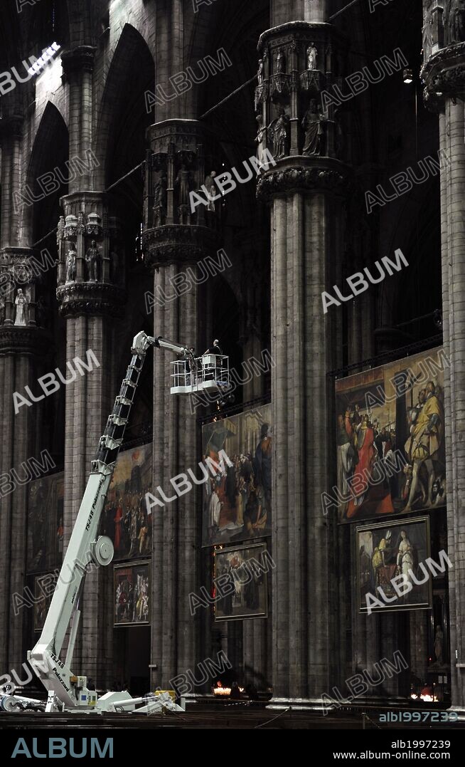 Trabajos de restauración de un retablo del interior de la Catedral de Milán. Italia. Europa.