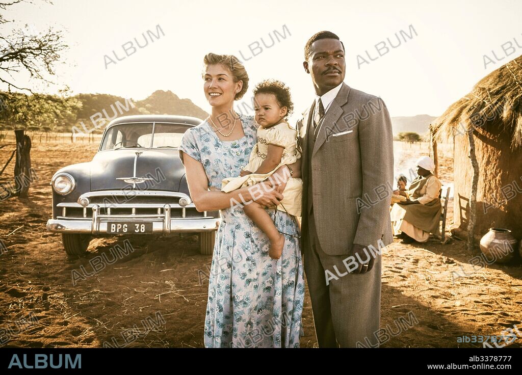 DAVID OYELOWO y ROSAMUND PIKE en UN REINO UNIDO, 2016 (A UNITED KINGDOM), dirigida por AMMA ASANTE. Copyright PATHE/BBC FILMS.