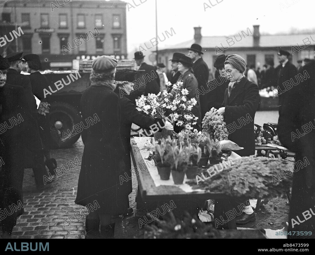 Göteborg 1942-12-23. Dagen före julafton pågår torghandel på Kungstorget *** Local Caption *** . KAMERAREPORTAGE.