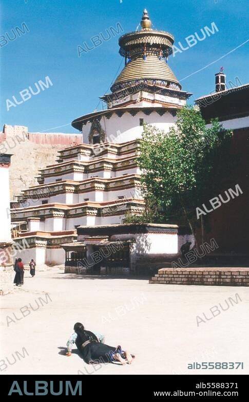 Gyantse (Tibet), Klosterstadt Pälkhor Chöde. (1390 gegründet), Kumbum (Chörten; erbaut 1440 unter dem Fürsten Chögyel Rabten Künzang Phag). Ansicht des Kumbum mit Pilgern. Foto, 2002.