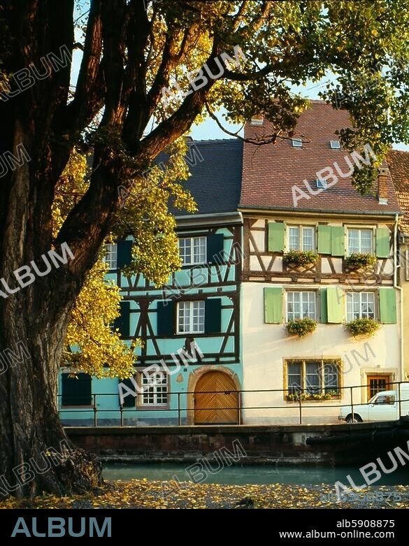 Colmar (Elsaß, Dép. Haut-Rhin, Frankreich), Quai de la Poissonnerie - Fischergasse. (im Stadtviertel Klein-Venedig - "Petite Venise"). Fachwerkhäuser am Quai an der Lauch. Foto, 1974.
