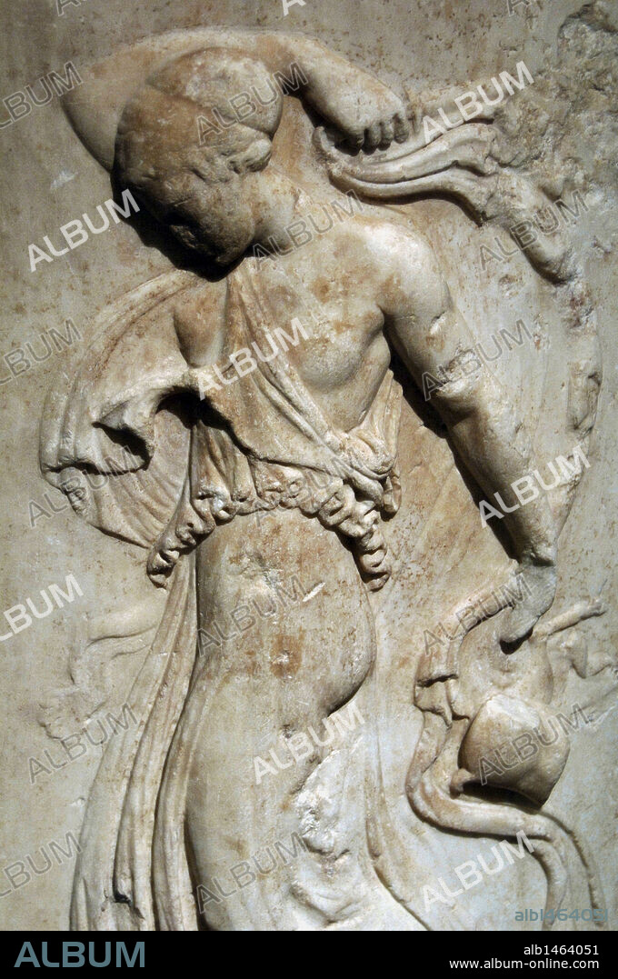 ARTE ROMANO. ITALIA. BASE CON MENADES DANZANTES. Detalle. Mármol pentélico blanco. Copia romana modificada de un original griego del siglo V a. C. Colección Sciarra. Palacio Massimo. Museo Nacional Romano. Roma.