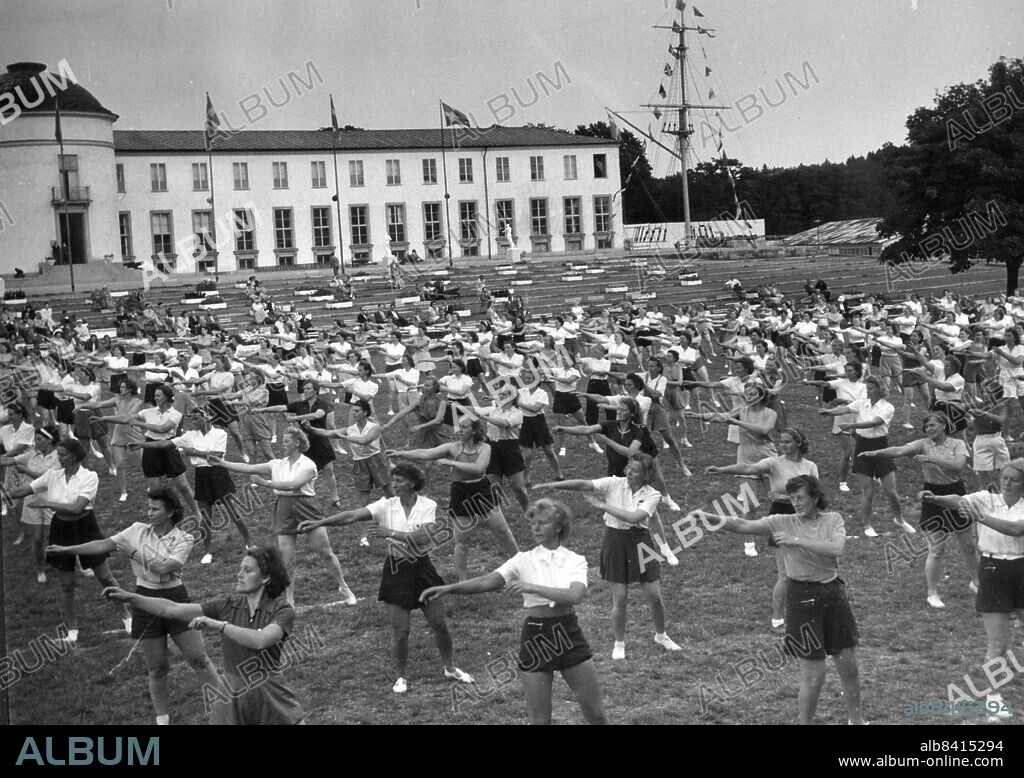 ARKIV 1949 - Husmödrar gymnastiserar på ängen utanför Sjöhistoriska Museet i Stockholm. Foto: DEX Kod: 192 COPYRIGHT SCANPIX SWEDEN.
