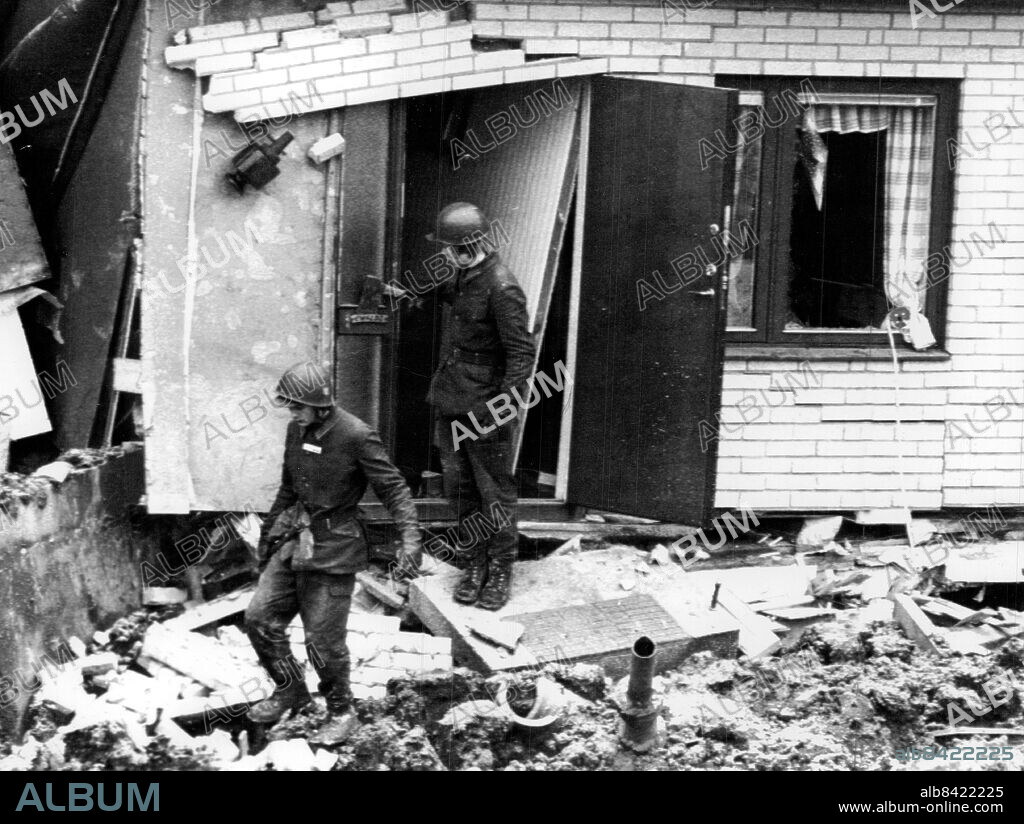 Göteborg 1977-12-01. Raset i Tuve. Kraftigt jordskred som inträffade den 30 november 1977 i Tuve på Hisingen i Göteborg. Soldater söker efter överlevande efter raset i Tuve. Foto: Ingvar Karmhed / SvD / TT / kod 12014.