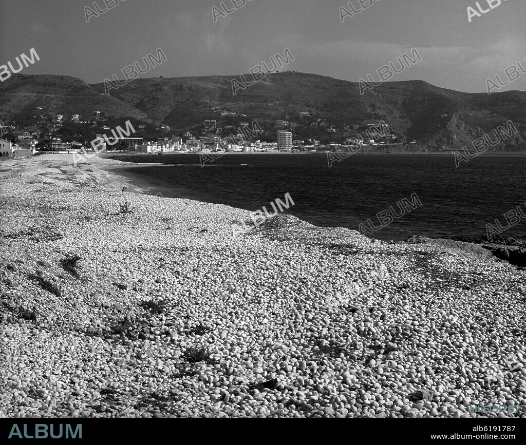 PLAYA DE JAVEA - FOTOGRAFIA EN BLANCO Y NEGRO - AÑOS 60.