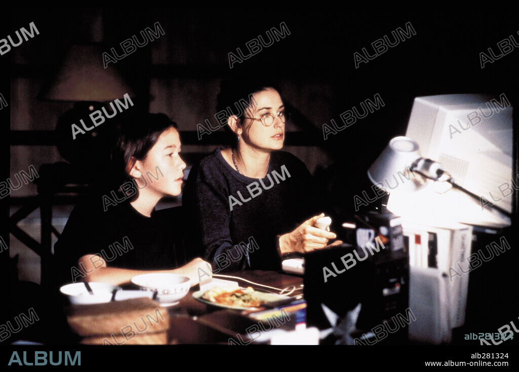 DEMI MOORE and JOSEPH GORDON-LEVITT in THE JUROR, 1996, directed by BRIAN GIBSON. Copyright COLUMBIA PICTURES.