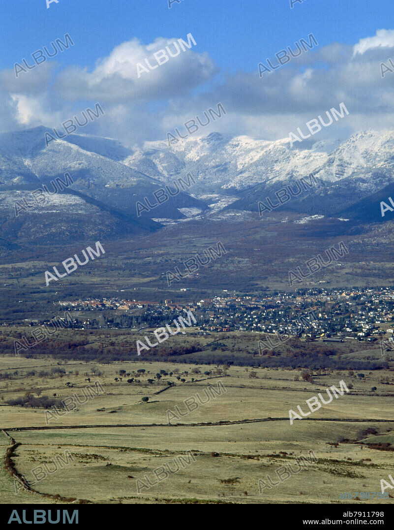 PANORAMICA DE SOTO DEL REAL CON LA SIERRA NEVADA.