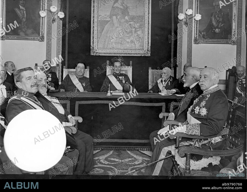 11 marzo 1916. En la academia de Ciencias Exactas. Su majestad el Rey Presidiendo la solemne sesión Celebrada ayer tarde en honor de D. José Echegaray (1) y don Leonardo Torres Quevedo (2).