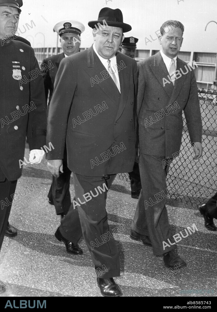 1953 - Tryggve Lie, norsk generalsekreterare för FN 1946-53, tillsammans med sin efterträdare Dag Hammarskjöld, t.h. Foto: TT Kod: 190 COPYRIGHT SCANPIX SWEDEN.