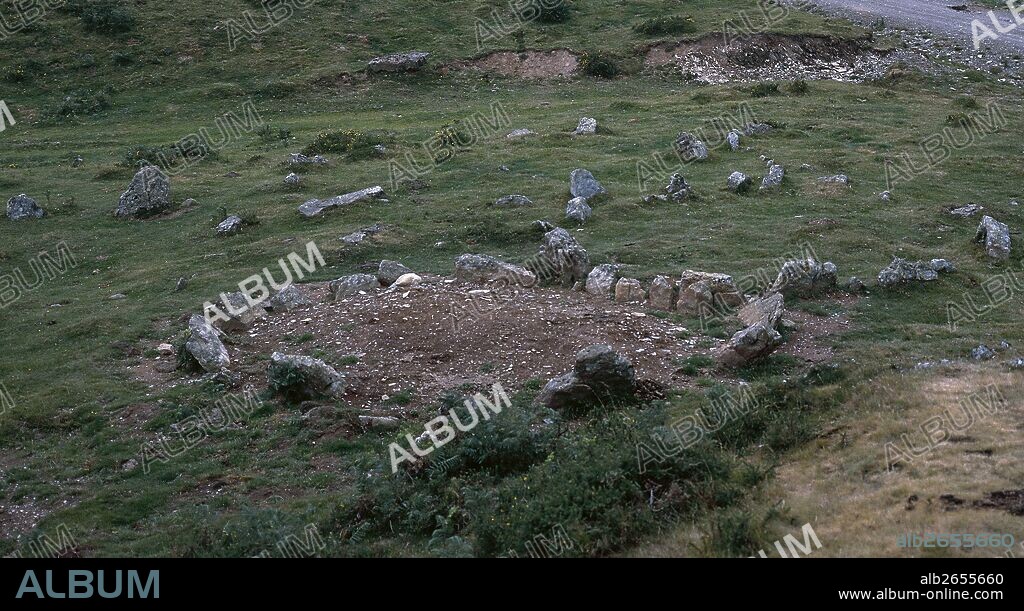 PREHISTORIA. PRIMERA EDAD DEL HIERRO. CROMLECHS DE AZPEGI. Monumentos megalíticos. ORBAITZETA. Valle de Aezkoa. Navarra.