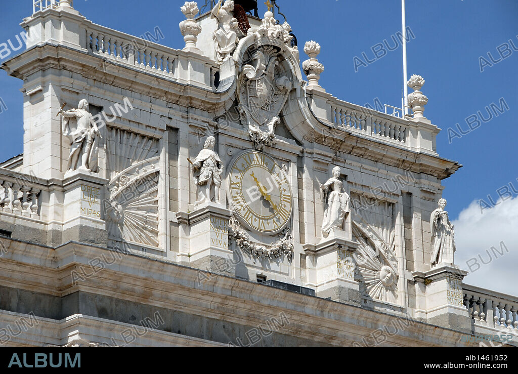 Reloj en la fachada del Palacio Real, flanqueado por las estatuas de Felipe V y Fernando VI, a la izquierda. Madrid. España.
