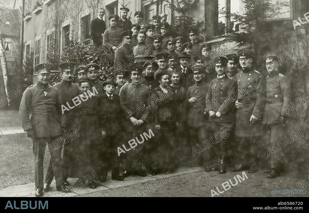 Geschichte / Erster Weltkrieg 1914-18.-"Republik Blankenburg!!".-( Kriegsheimkehrer in Blankenburg, Harz). Foto, Dezember 1918. Aus: Fotoalbum ( 1914-18) von Dr. Hanns Krach, Mainz, handschriftlich bezeichnet.