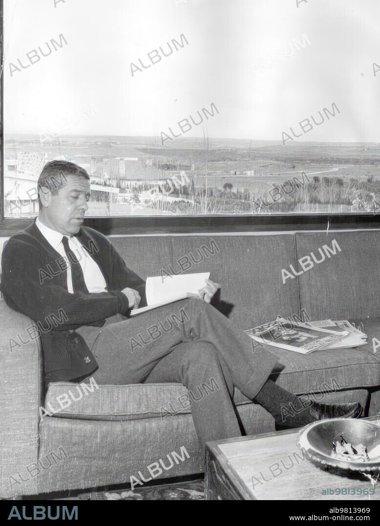 1970. Jose Luis Garcia Berlanga, director de cine Español, en su casa.