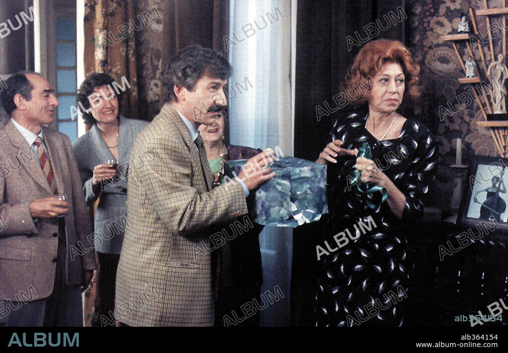 JOSE SACRISTAN y PILAR BARDEM en SIETE MIL DIAS JUNTOS, 1994, dirigida por FERNANDO FERNAN GOMEZ. Copyright UNITED INTERNATIONAL PICTURES.