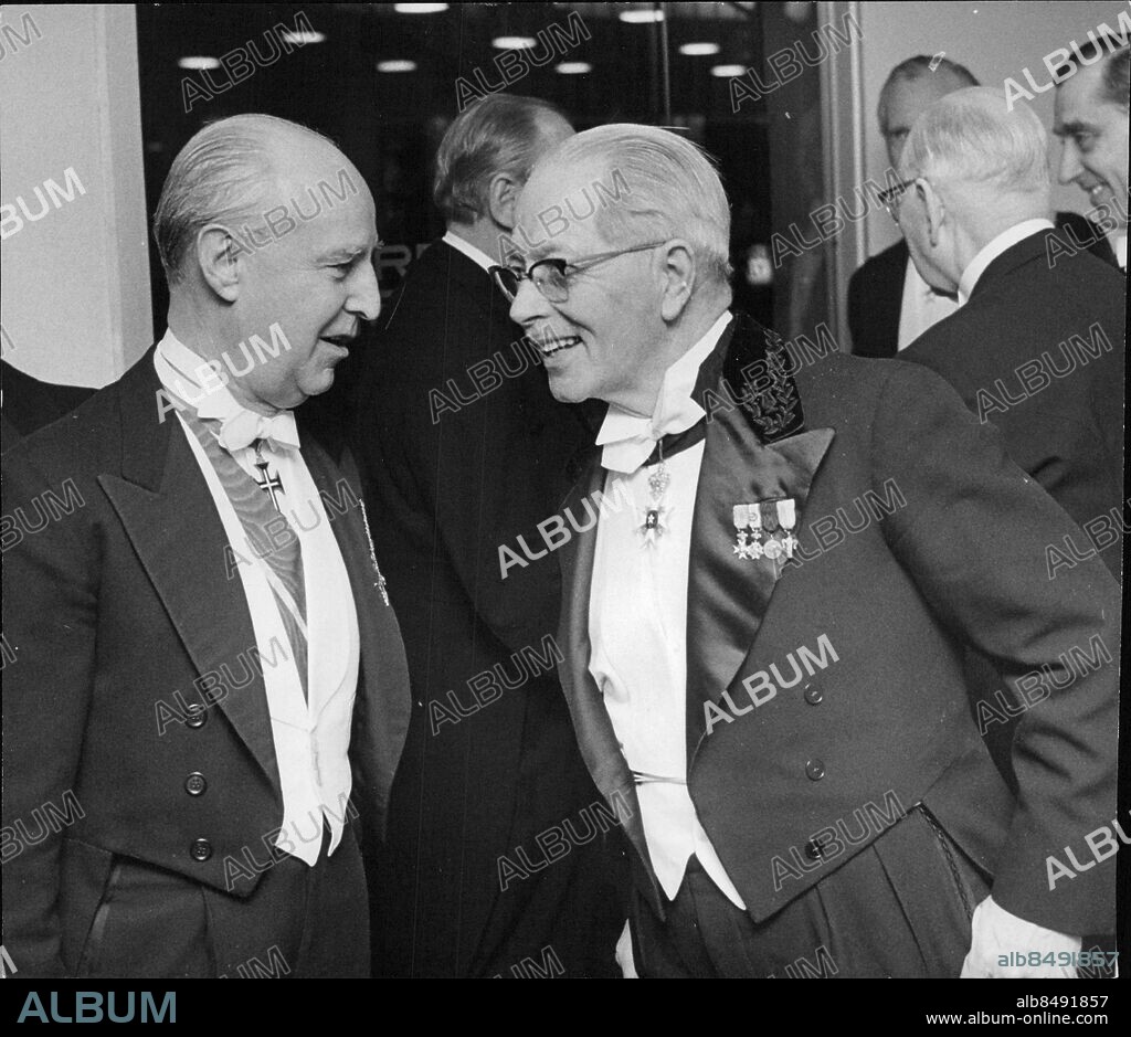 Lidingö 1968-02-13. Travellers clubs högtidssammanträde i Millessalen, Foresta. forskningsresande Sten Bergman i samtal med spanske ambassadören de Alcover y Sureda. Foto: SvD / TT / kod 12014.