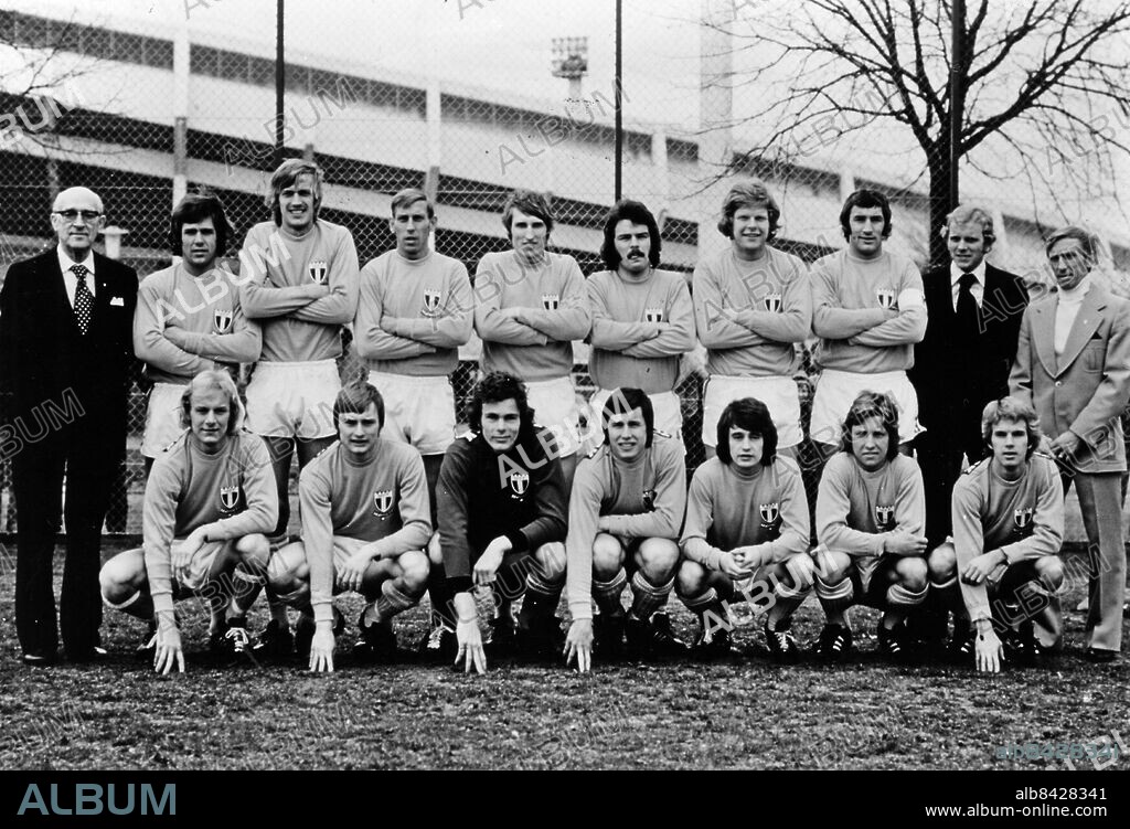 MALMÖ 1974.. Lagbild av Malmö FF 1974 som samma år blev svenska mästare, med bl. a. ordförande Erik Persson, Staffan Tapper, Bo Larsson, Krister Kristensson, tränare Bob Houghton, och målvakten Jan Möller.. Foto: Skånereportage / IBL Bildbyrå / TT / Kod: 36100.