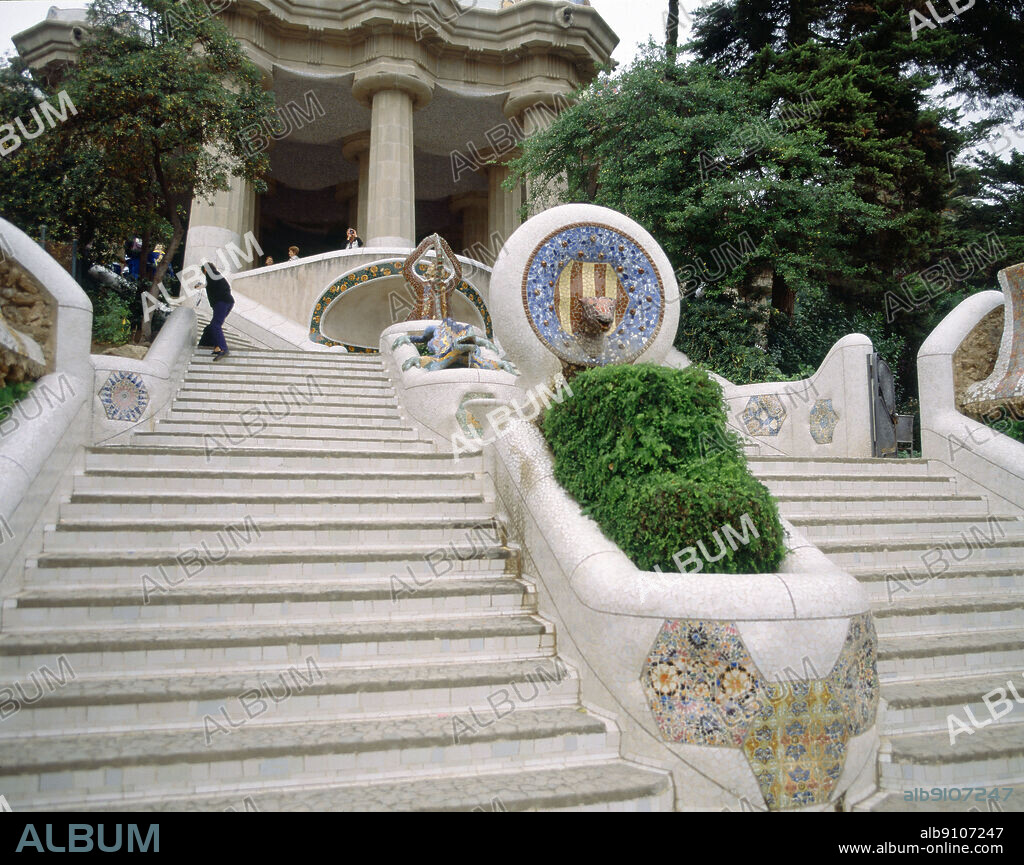 ANTONI GAUDÍ. ESCALINATA DE DOBLE RAMPA DEL PARQUE GÜELL CON LA COLUMNATA DORICA DEL "TEMPLO GRIEGO" AL FONDO - 1900/1914.