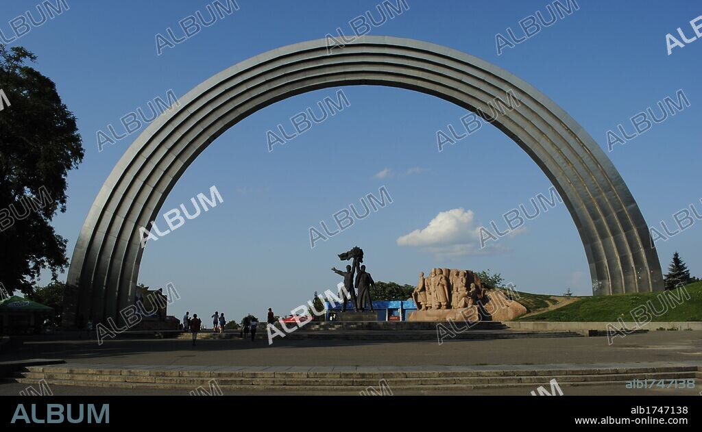 Ukraine. Kiev. The Friendship Arch built to celebrate the relationship between Ukraine and Russia in the Soviet era. Was constructed in 1982 by sculptor A. Skoblikov and architect I. Ivanov.